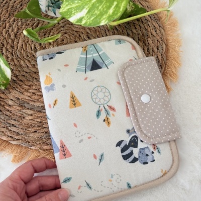 Carteira ou porta documentos de tecido com padrão pastel e fecho bege com bolinhas brancas