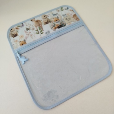 Bolsa transparente com barra azul claro e ilustrações de animais e flores