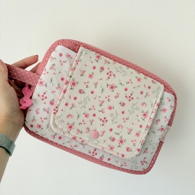 Bolsa de tecido rosa e branco com padrão floral e pontos brancos