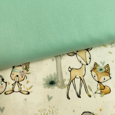 Tecidos de algodão com padrão de animais e tecido verde água liso.