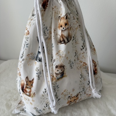 Saco de algodão estampado com animais da floresta e cordões brancos
