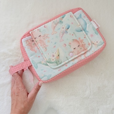 Bolsa de tecido com padrão de polvos e baleias em tons pastel e bordas rosa com bolinhas brancas