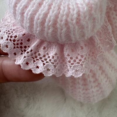 Meia rosa com punho canelado e renda em crochet