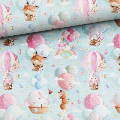 Tecido infantil com padrão de balões de ar quente e animais em tons pastel