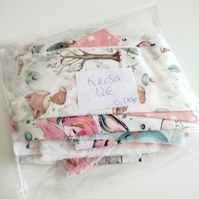 Pacote de tecidos estampados com etiqueta manuscrita Krosa 12€ 0,15kg
