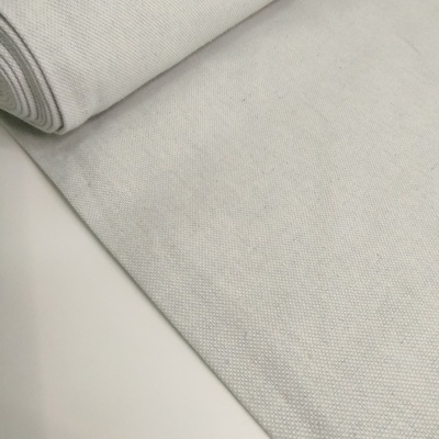 Rolo de tecido branco com textura rugosa sobre superfície branca