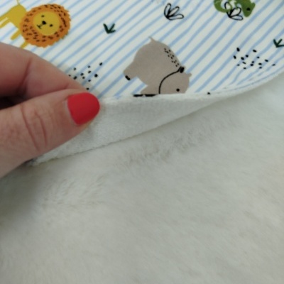 Manta bebé com padrão de animais e interior felpudo branco