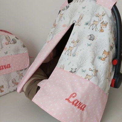 Capa para cadeira de bebé e bolso com padrão de animais e nome Lara bordado
