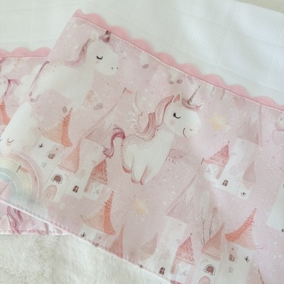 Toalhas brancas com estampado de unicórnios cor-de-rosa e borda rosa