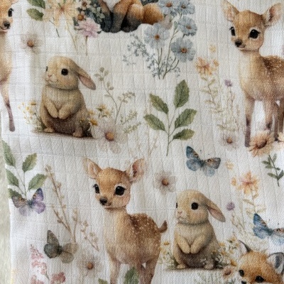 Tecido branco com padrão de animais da floresta e flores em tons suaves