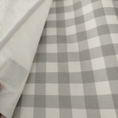 Toalha xadrez cinza e branca de algodão dobrada