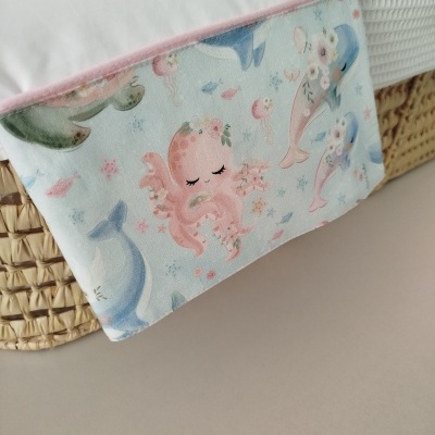 Cesto de fibra natural com forro branco e bolso com estampa de animais marinhos pastel