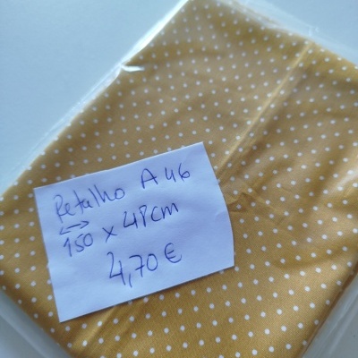 Retalho tecido amarelo bolinhas brancas com etiqueta de preço