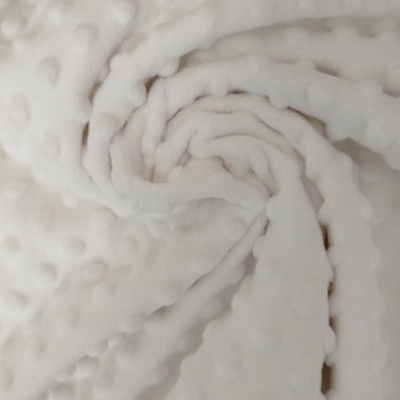 Tecido branco macio com bolinhas salientes enrolado em espiral