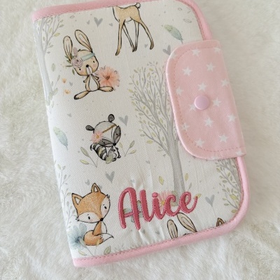 Capa de tecido com padrão de animais e nome Alice bordado