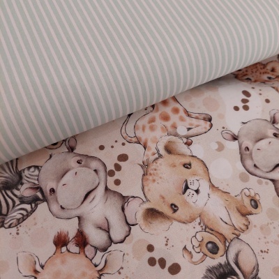 Tecido infantil com estampado de animais e tecido listrado cinza claro