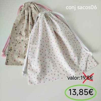 Dois sacos de tecido com padrão de estrelas e flores em fundo branco