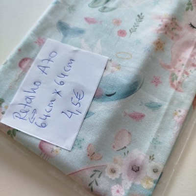 tecido com padrão marinho e floral em cores pastel com nota à mão