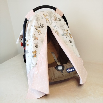 Assento de bebé Chicco com cobertura estampada e bordas rosas