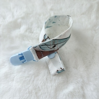 Prendedor para chupeta com fita de tecido e clip azul claro