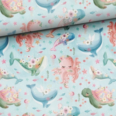 Papel de parede ou tecido com padrão de animais marinhos em tons pastel e fundo azul claro.