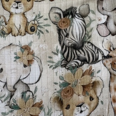 Tecido infantil com padrão de animais e flores em tons naturais