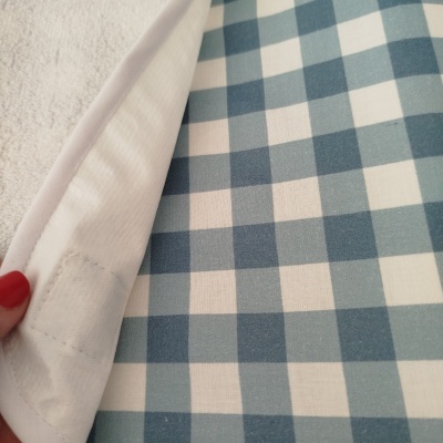 tecido xadrez azul e branco com borda branca e velcro