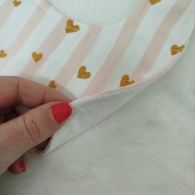 Babete com riscas rosa e corações dourados e interior felpudo branco