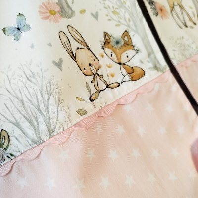 Tecido infantil com padrão de coelho e raposa, rosa com estrelas e fita ondulada