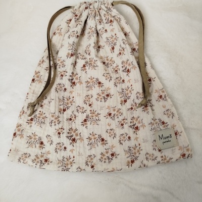 Saco de tecido com padrão floral castanho e bege e cordão de aperto