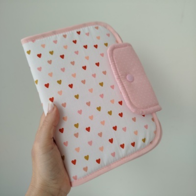 Estojo branco com pequenos corações coloridos e fecho rosa