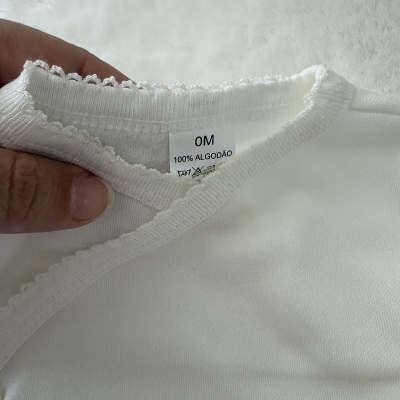 Blusa branca de algodão 100% com bainha trabalhada em renda