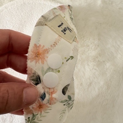 Pano floral com botões brancos e etiqueta Mi Donna handmade