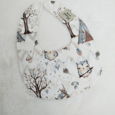 Babete branco com estampado de corujas, árvores e cogumelos