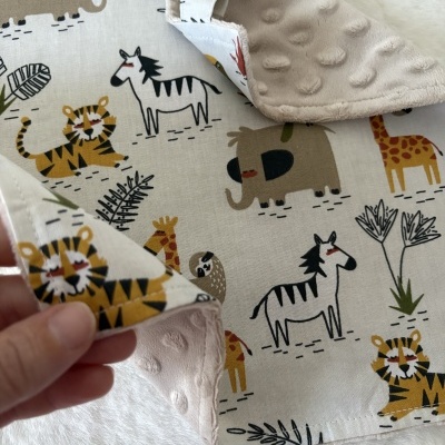 Manta dupla face para bebé com tecido estampado de animais e tecido felpudo bege com bolinhas