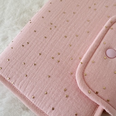 Bolsa rosa com pontos dourados e botão rosa
