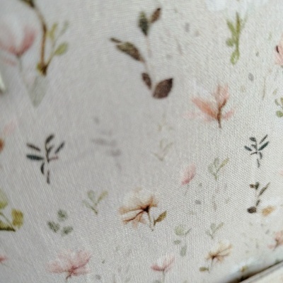 Pano branco com padrão floral colorido e textura evidente