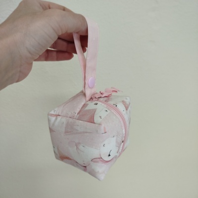 Mini bolsa cor-de-rosa com padrão de animais e alça para pendurar