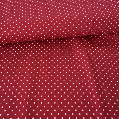 Tecido vermelho com bolinhas brancas em rolo