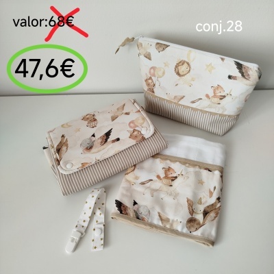 Conjunto de acessórios para bebé com padrão de desenhos animados de animais em tons bege e castanho.