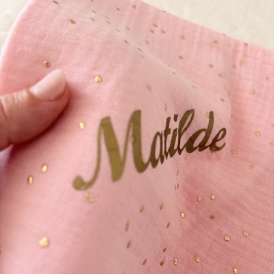 Tecido rosa com pontos dourados e nome Matilde em dourado