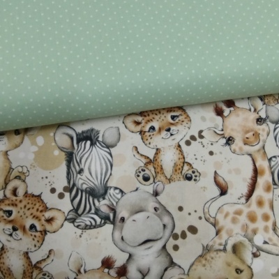 Dois tecidos com padrões infantis, um verde-água com estrelas brancas e outro com animais bebés desenhados.