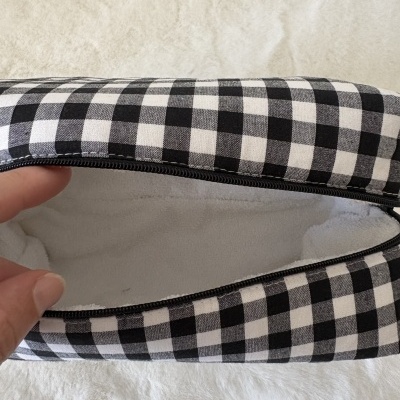 Bolsa ou estojo xadrez preto e branco com interior branco felpudo