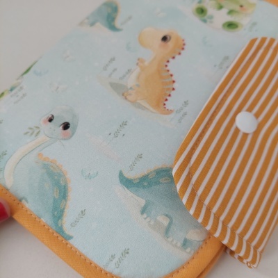Porta-documentos tecido com padrão de dinossauros e riscas laranja e branco