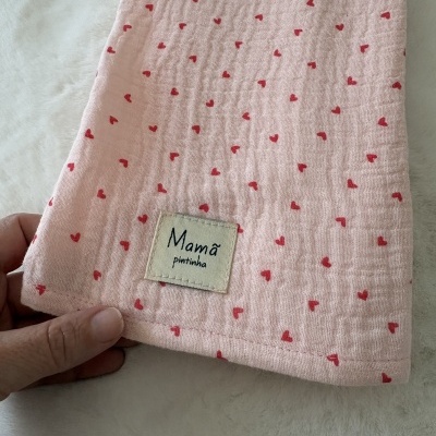 Pano rosa com corações vermelhos e etiqueta com texto Mamã Printinha