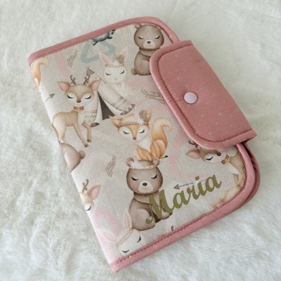 Carteira de pano rosa com padrão de animais e texto Mária