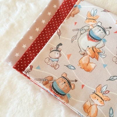 tecidos dobrados com padrões de animais, estrelas e pontos