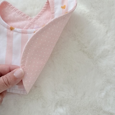 Babete rosa com bolinhas brancas e riscas com corações