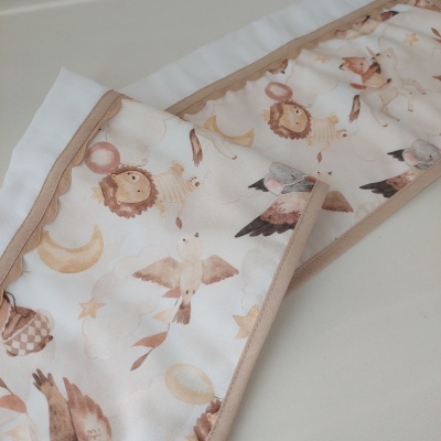 Toalha ou manta infantil com estampado de animais em tons pastel