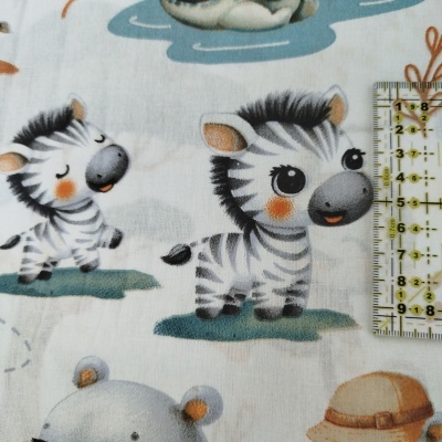 Tecido com padrão infantil de zebras e acessórios em fundo branco.